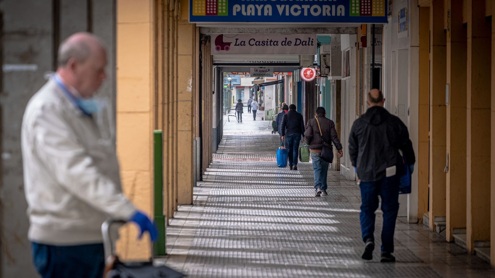 Una parte de la zona comercial de los soportales, en la avenida Ana de Viya, durante el estado de alarma.