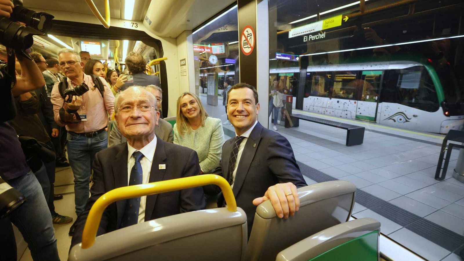 El alcalde, De la Torre; el presidente de la Diputación, Salado; la consejera de Fomento, Carazo, y el presidente de la Junta, Moreno, en el viaje inaugural. El alcalde, De la Torre; el presidente de la Diputación, Salado; la consejera de Fomento, Carazo, y el presidente de la Junta, Moreno, en el viaje inaugural.