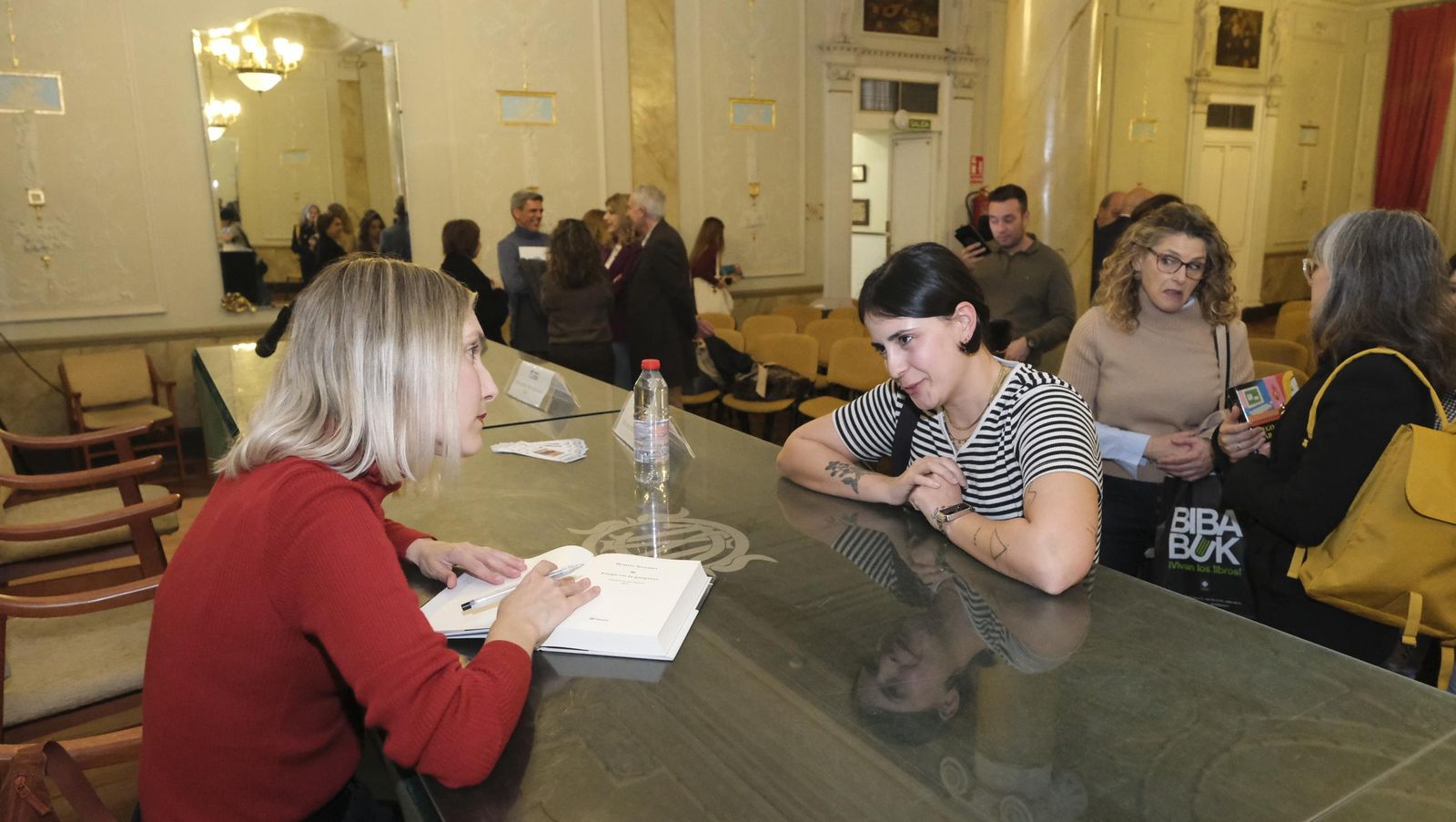 Imágenes del Diario de los Libros con la finalista del Premio Planeta 2024, Beatriz Serrano