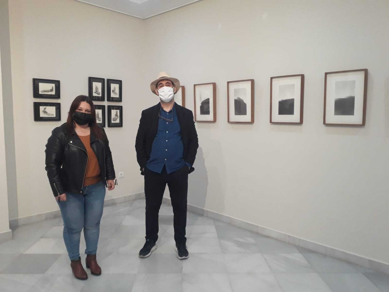 Un momento del acto de inauguración de la muestra por parte de la delegada de Cultura y del autor de la misma.