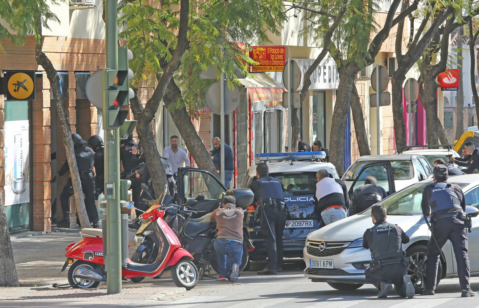 Imágenes del intento de atraco y detención de dos delincuentes en la oficina  de La Caixa de la Avenida Puertas del Sur de Jerez