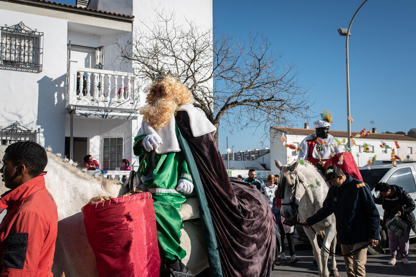 Los Reyes Magos traen la ilusión a los barrios de Huelva, en imágenes