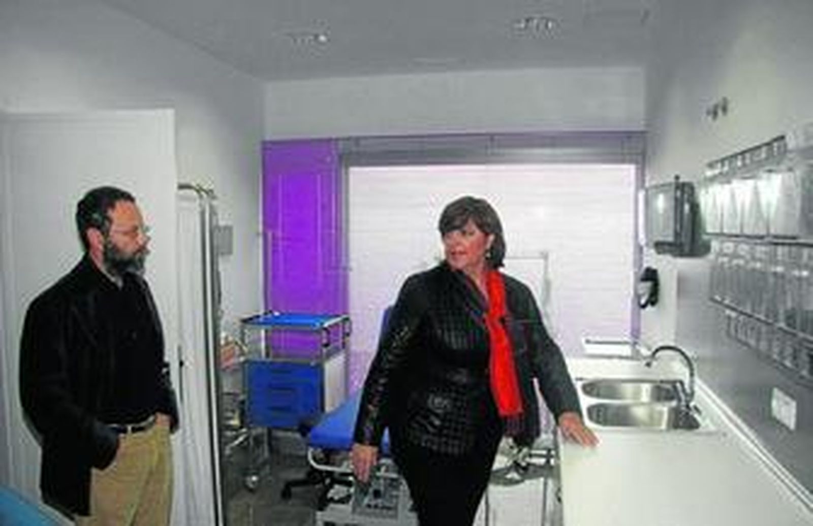La delegada de Salud, María Antigua Escalera, en una consulta del centro de salud junto a un enfermero.