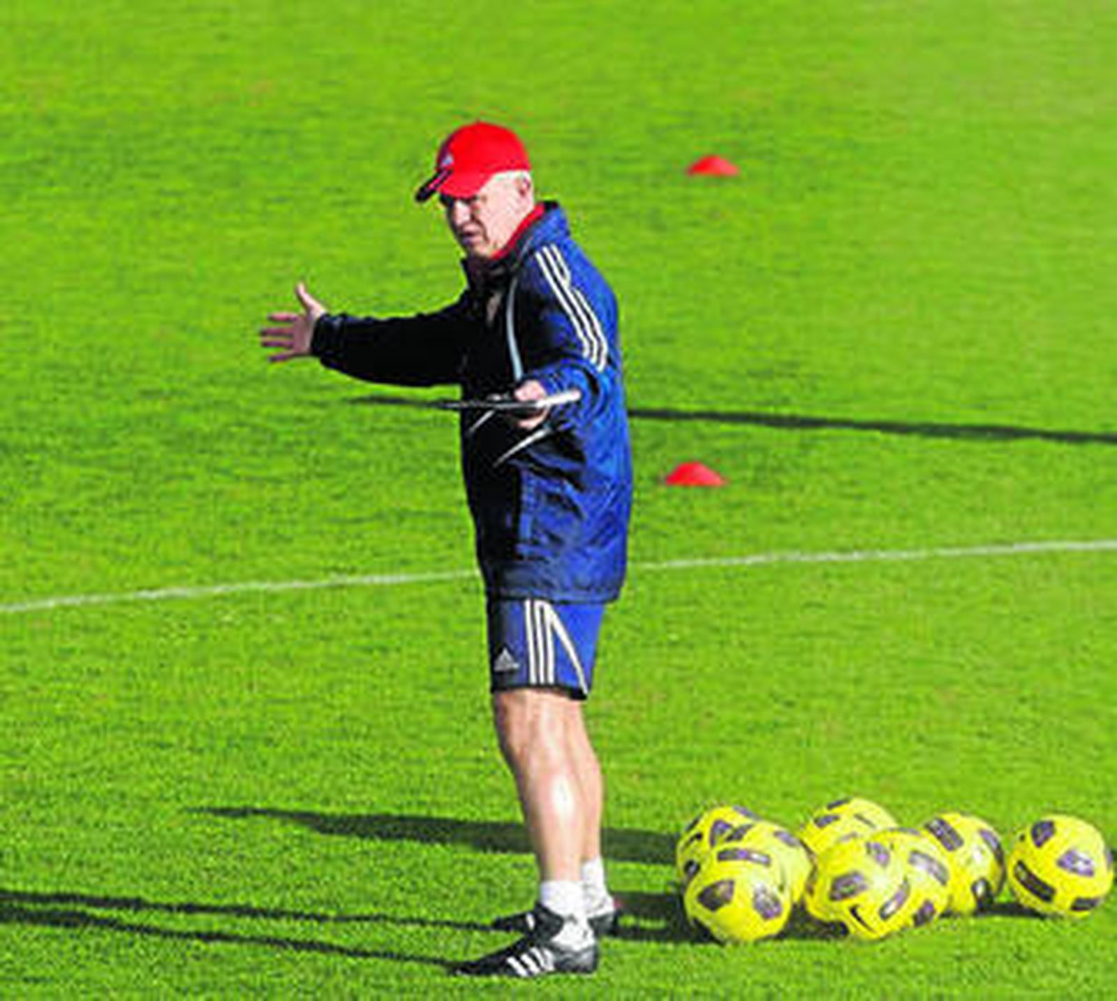 Javier Aguirre da instrucciones a sus jugadores durante un entrenamiento del Zaragoza.