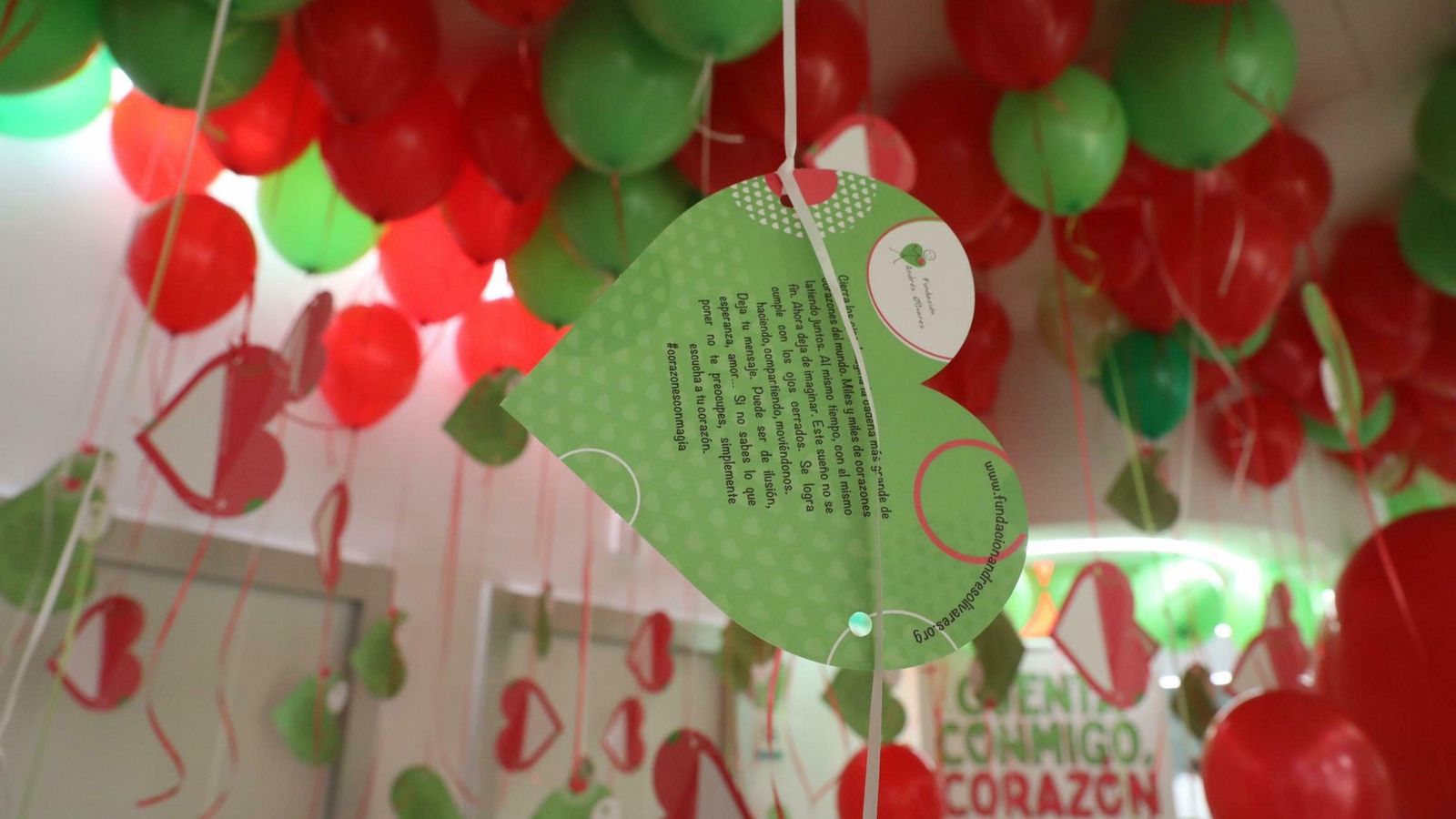 Los corazones con mensajes de apoyo de los pacientes colgados de globos.