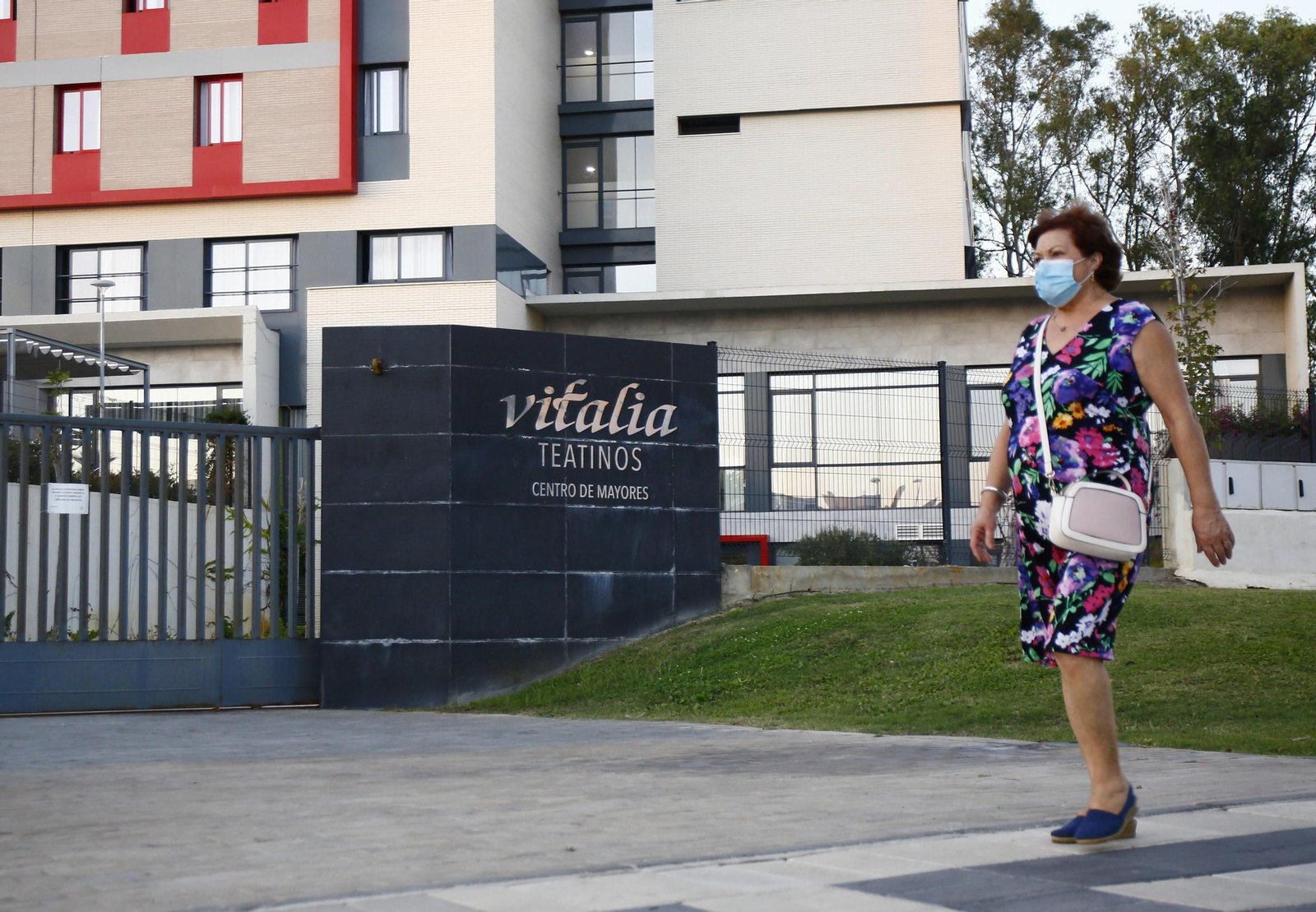Una mujer pasa junto a la residencia Vitalia Teatinos en Málaga capital.