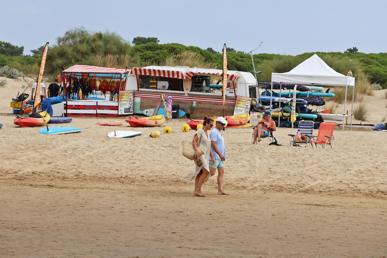 Imágenes del ambiente en las playas de Huelva en la mañana de domingo