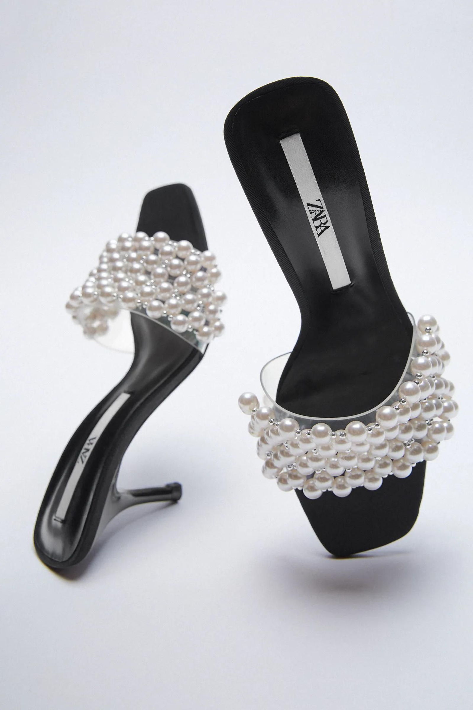 Sandalias mule de vinilio con perlas incrustadas de Zara.