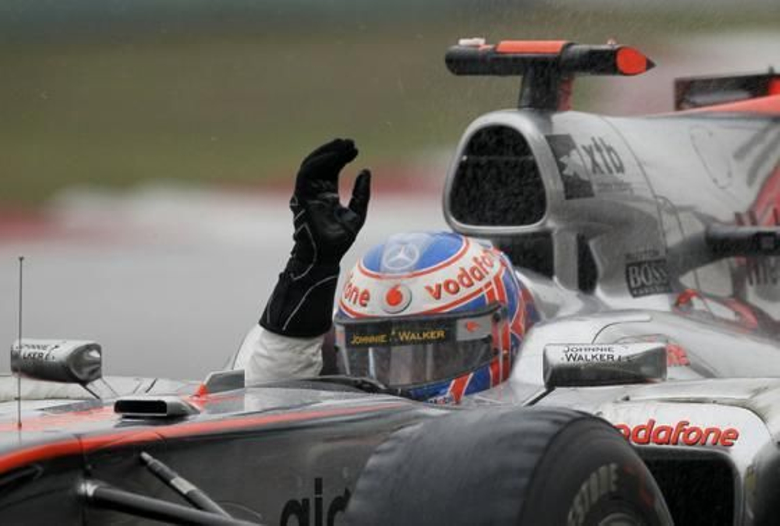 Button saluda al público desde su monoplaza.

Foto: Reuters