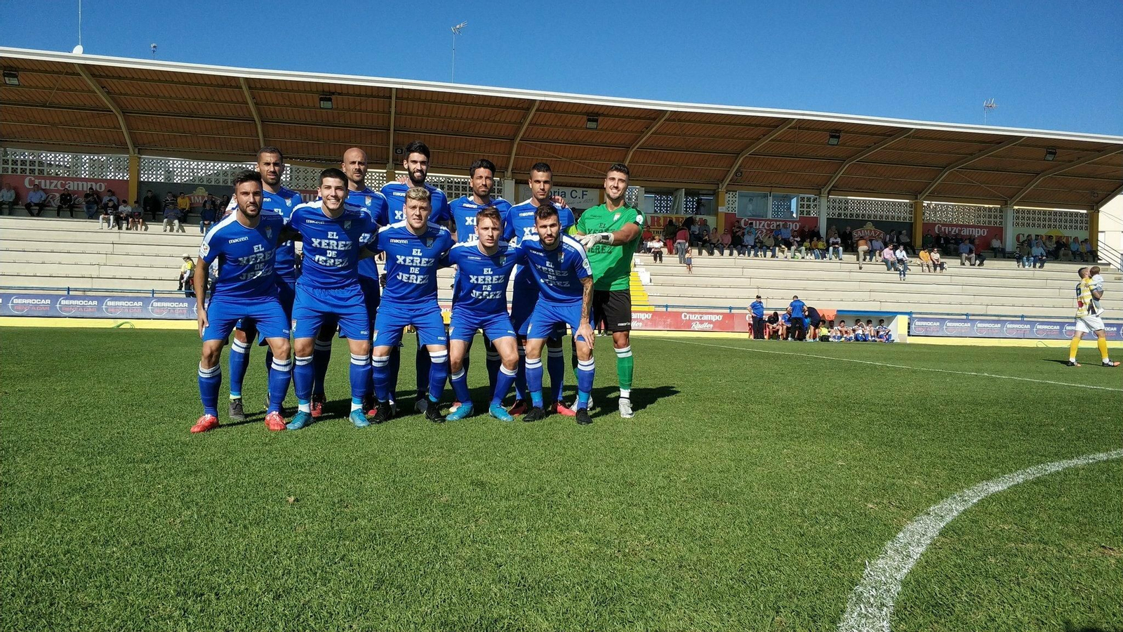 Formación inicial que ha presentado el Xerez CD en el Guadalquivir coriano.