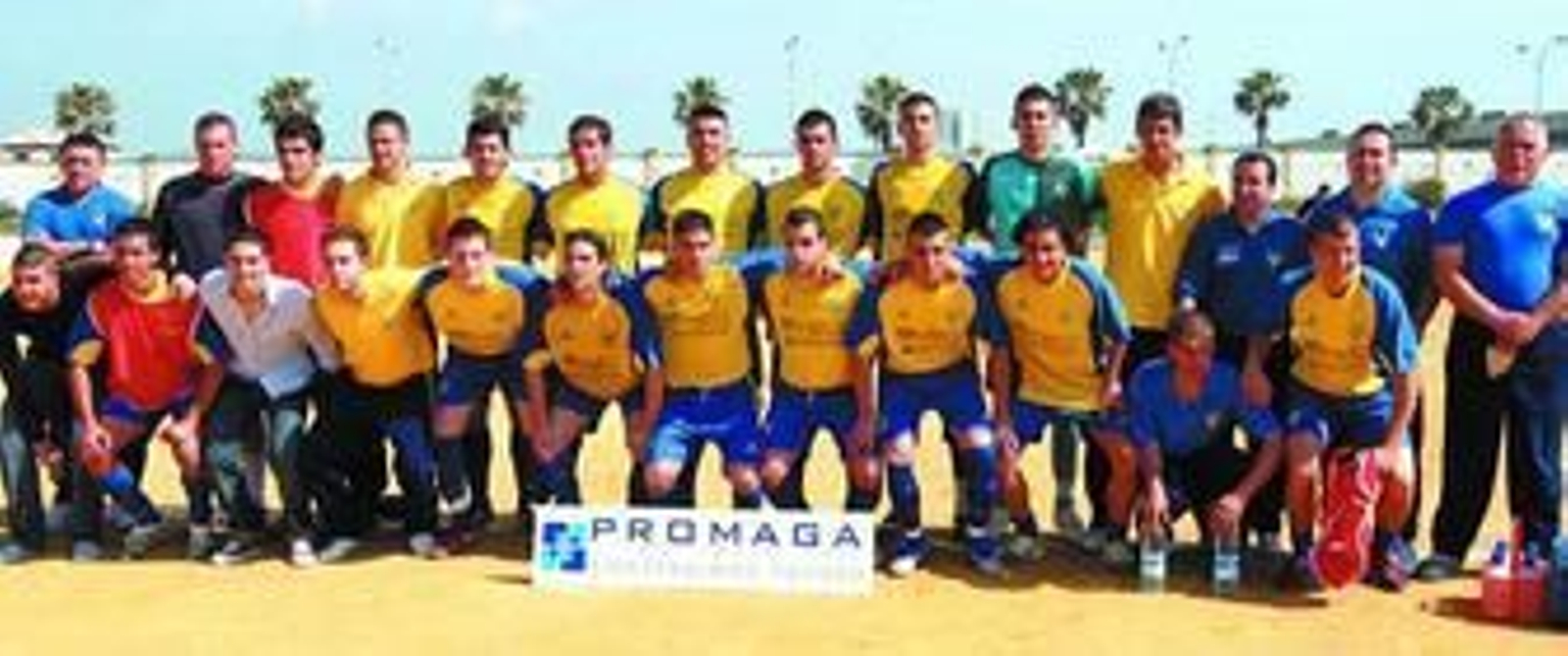 Los integrantes de la plantilla zabalista, antes de comenzar el encuentro.