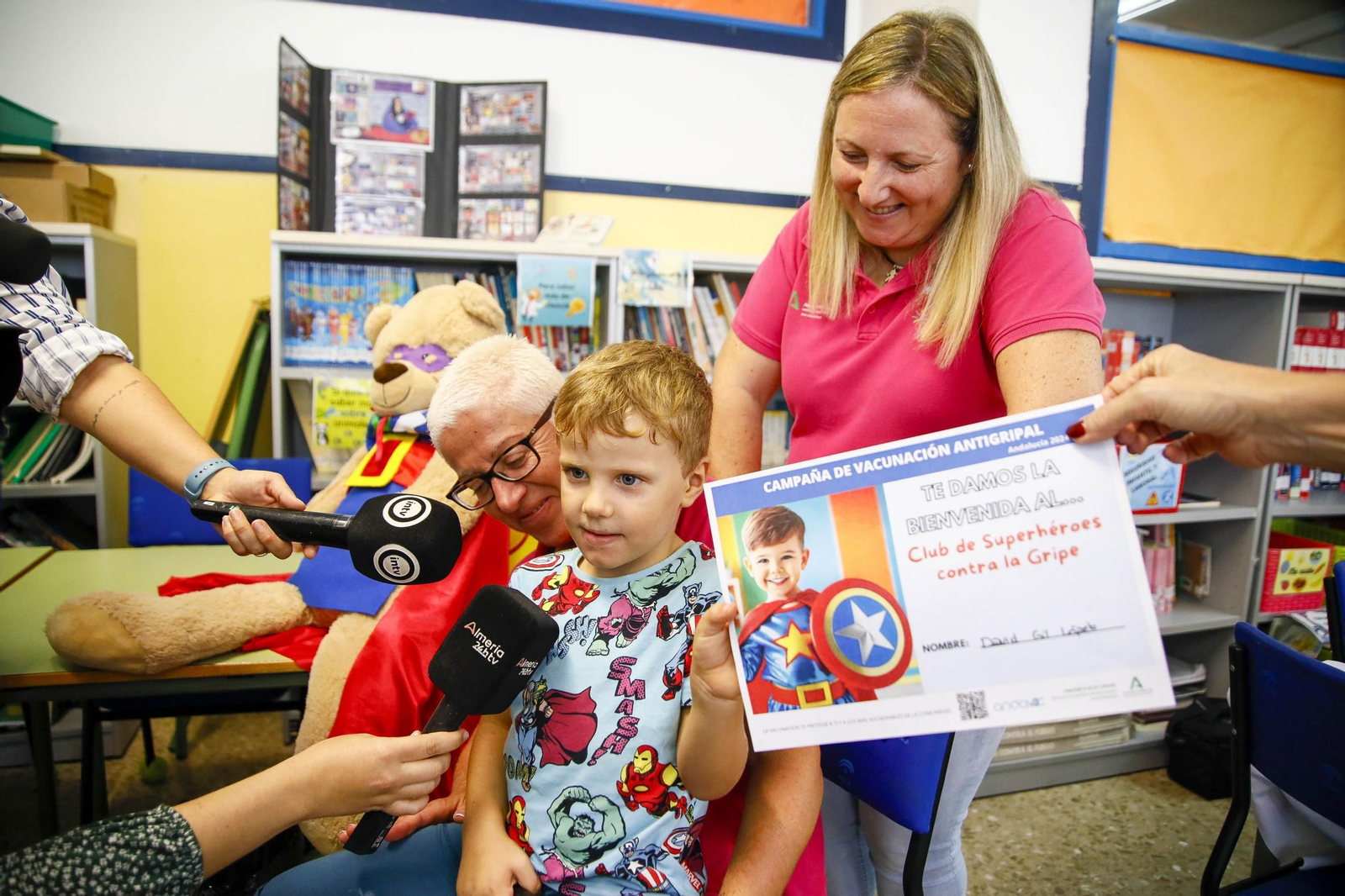 Las imágenes de la campaña de vacunación antigripal a los niños en el CEIP Adela Díaz de Almería