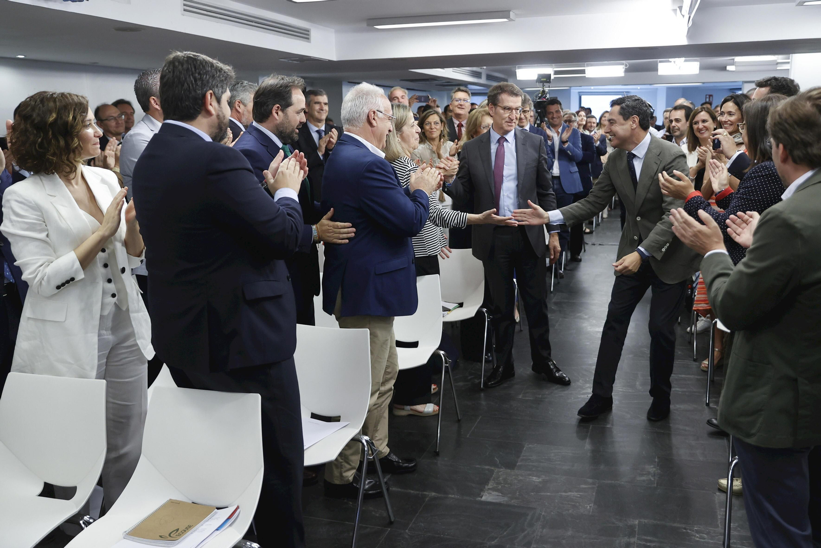 Juanma Moreno y Alberto Núñez Feijóo, a su llegada a la junta directiva nacional del PP.