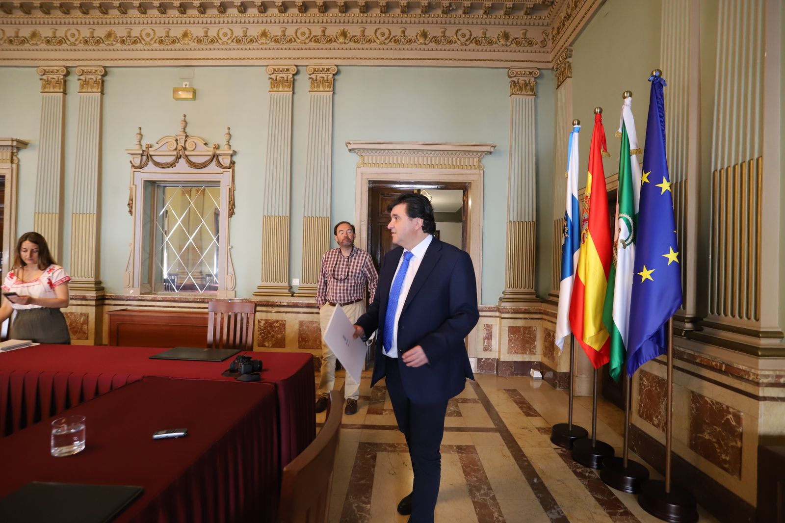 Imágenes de la primera rueda de prensa telemática del alcalde de Huelva Gabriel Cruz