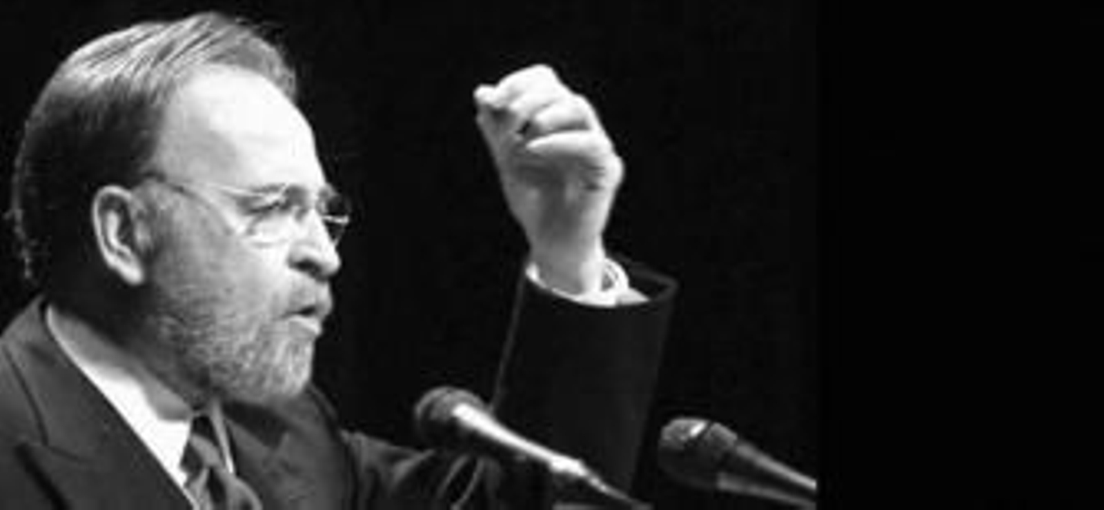 El escritor Antonio Burgos, durante su intervención en el Teatro de la Maestranza