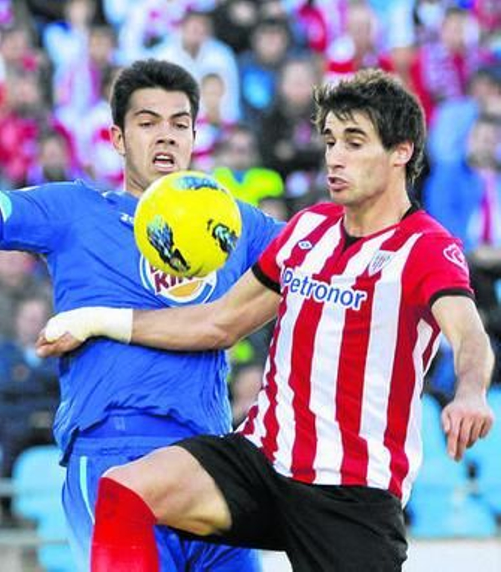 Javi Martínez se anticipa al venezolano Miku.