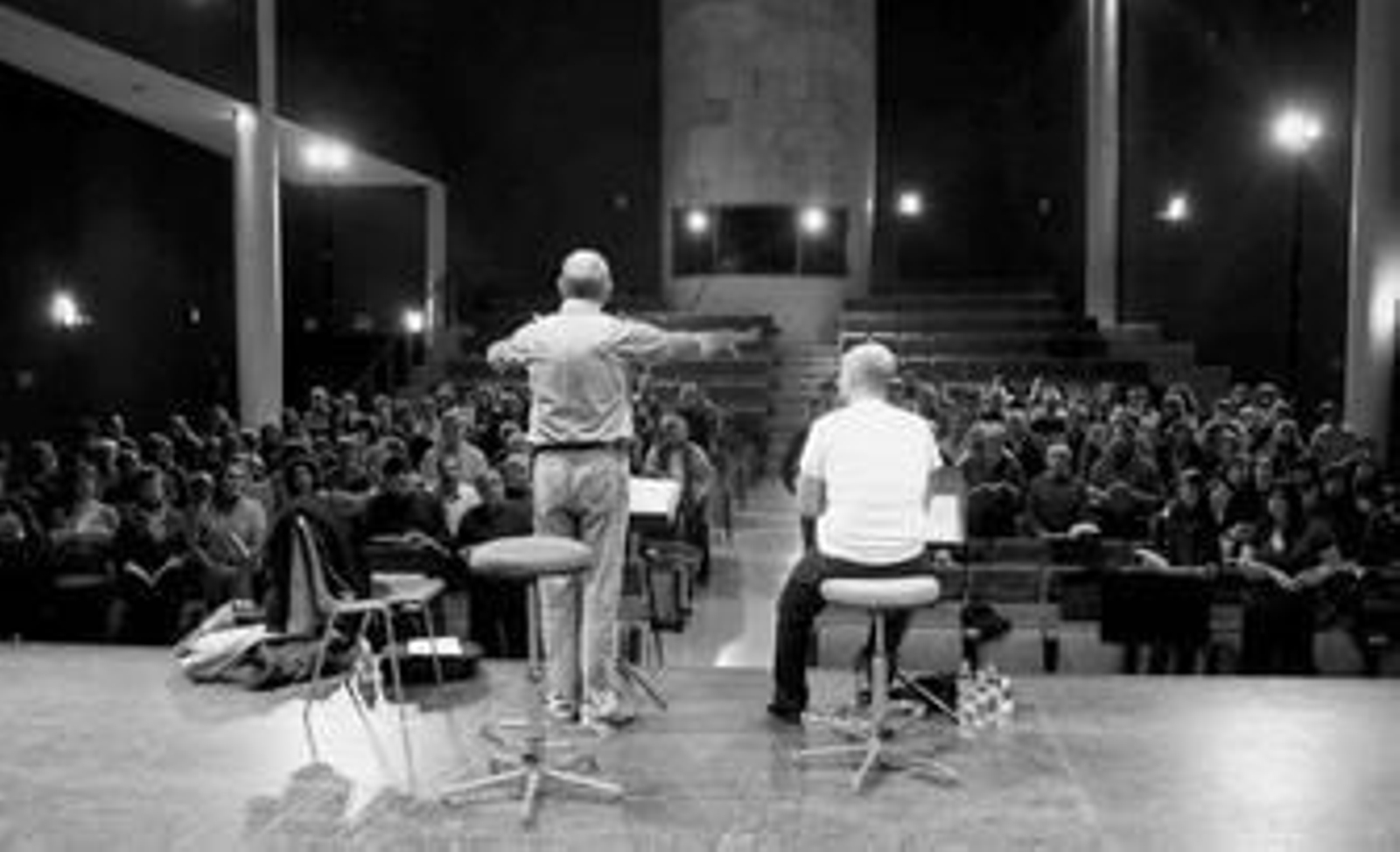 El director, ensayando con algunos de los coros en el Teatro José Tamayo.