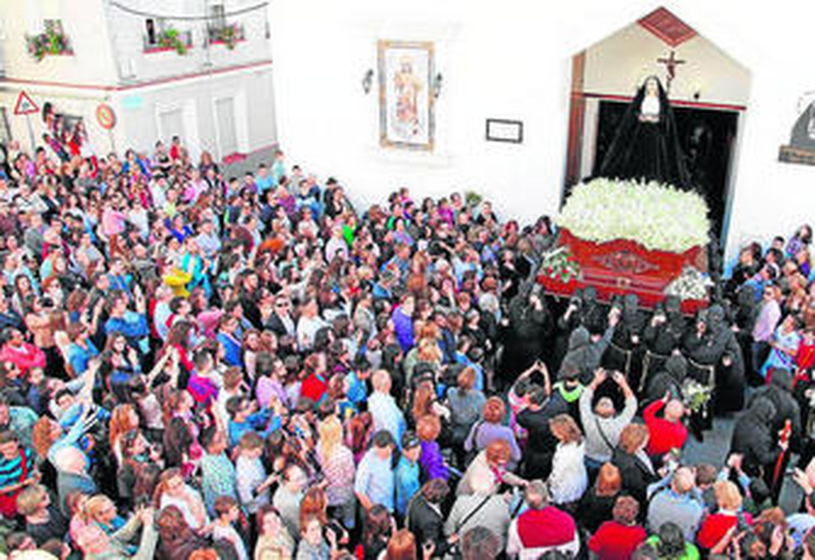Amor y Sacrificio durante la complicada maniobra de salida de su templo.