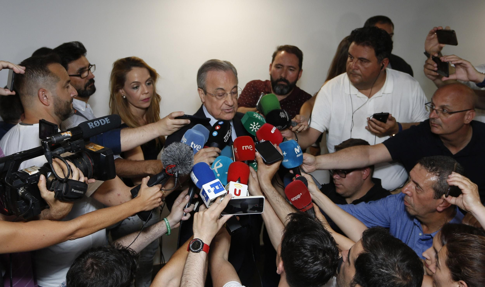 Florentino Pérez atiende a los medios de comunicación.