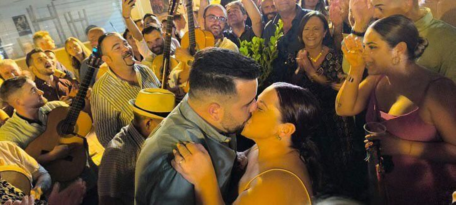 Carlos y Noelia, tras el 'sí, quiero' de ella.