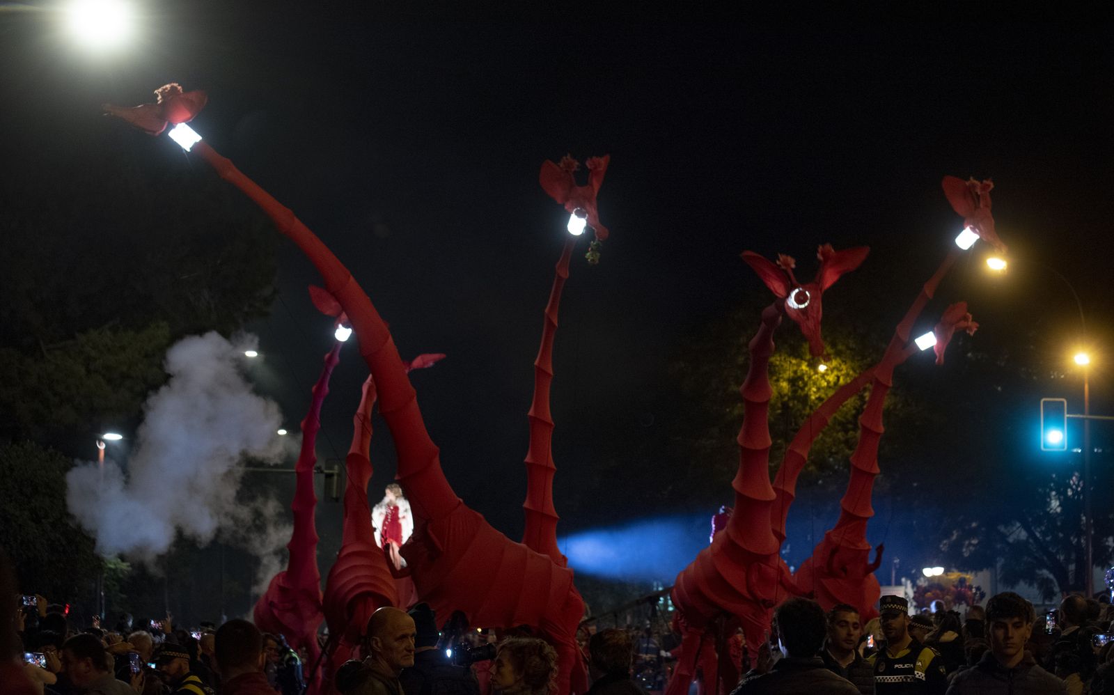 Las imágenes del pasacalles con marionetas gigantes de jirafas, por el Paseo de Colón