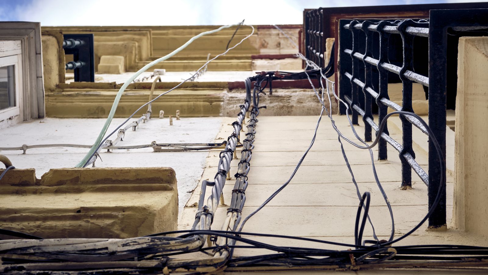 Cables cubriendo una fachada de Cádiz.