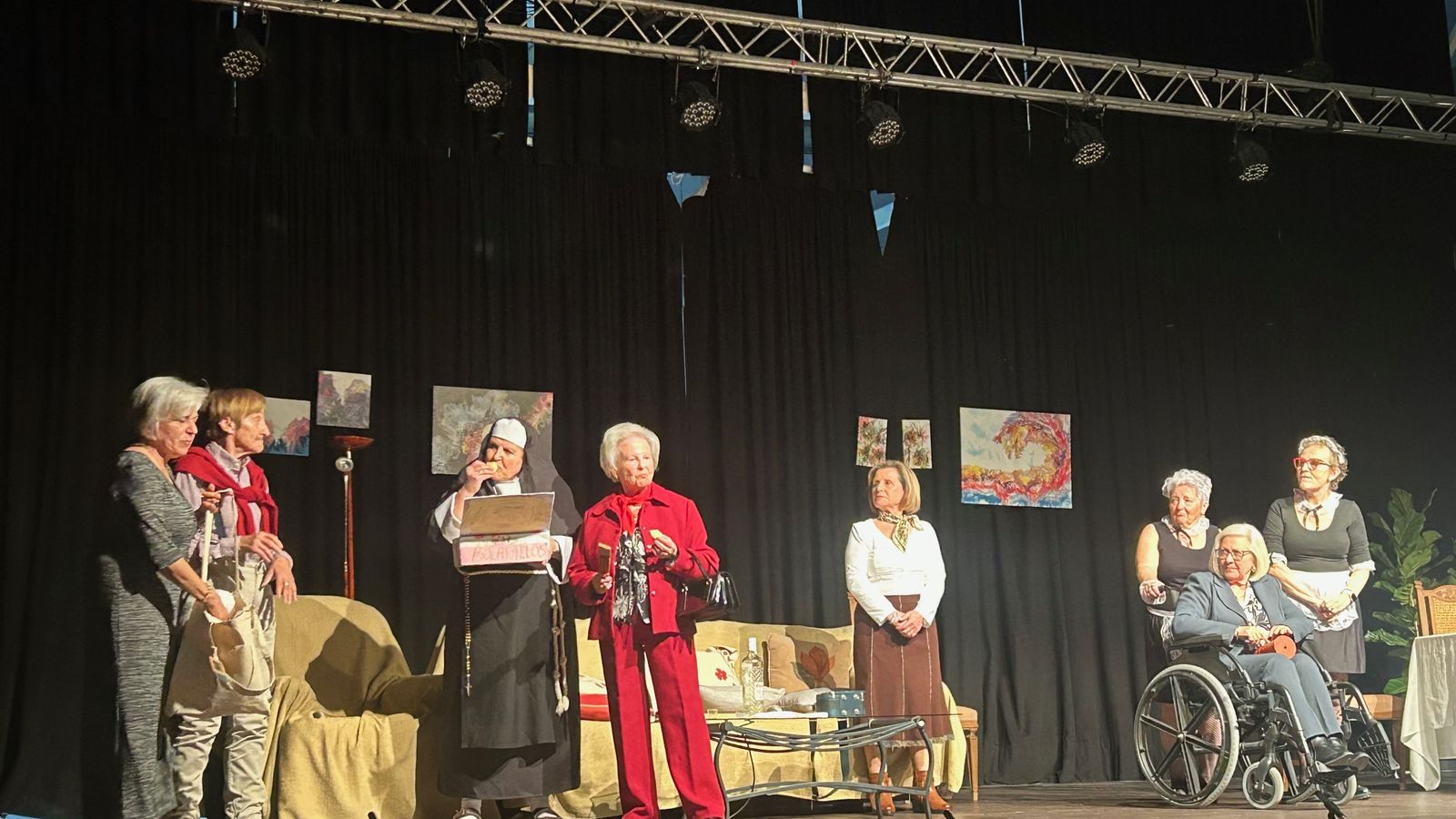 La Compañía local Las Marías y su Punto abrieron el Certamen de Teatro con el Clan del rulo.