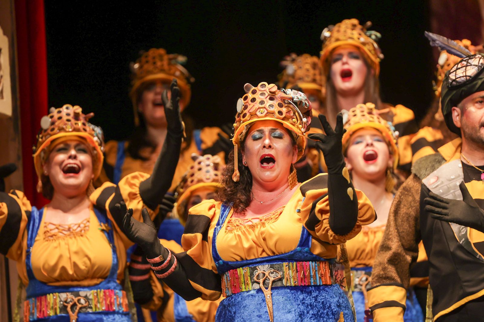 Imágenes de la actuación del coro de Huelva "La Rendición de los Bribones" en el Carnaval Colombino