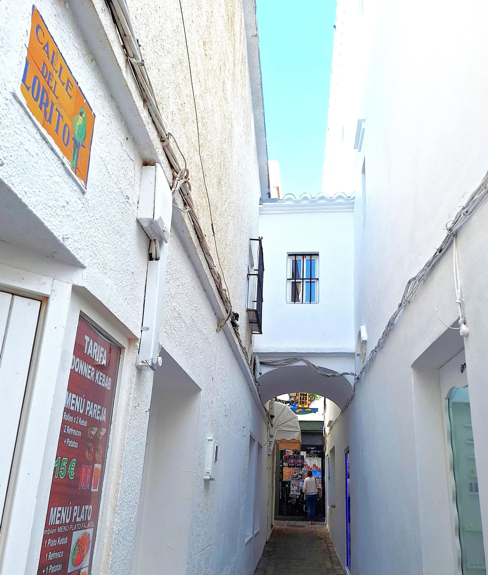 La calle del Lorito, con su característico pasillo aéreo, que data de 1837.