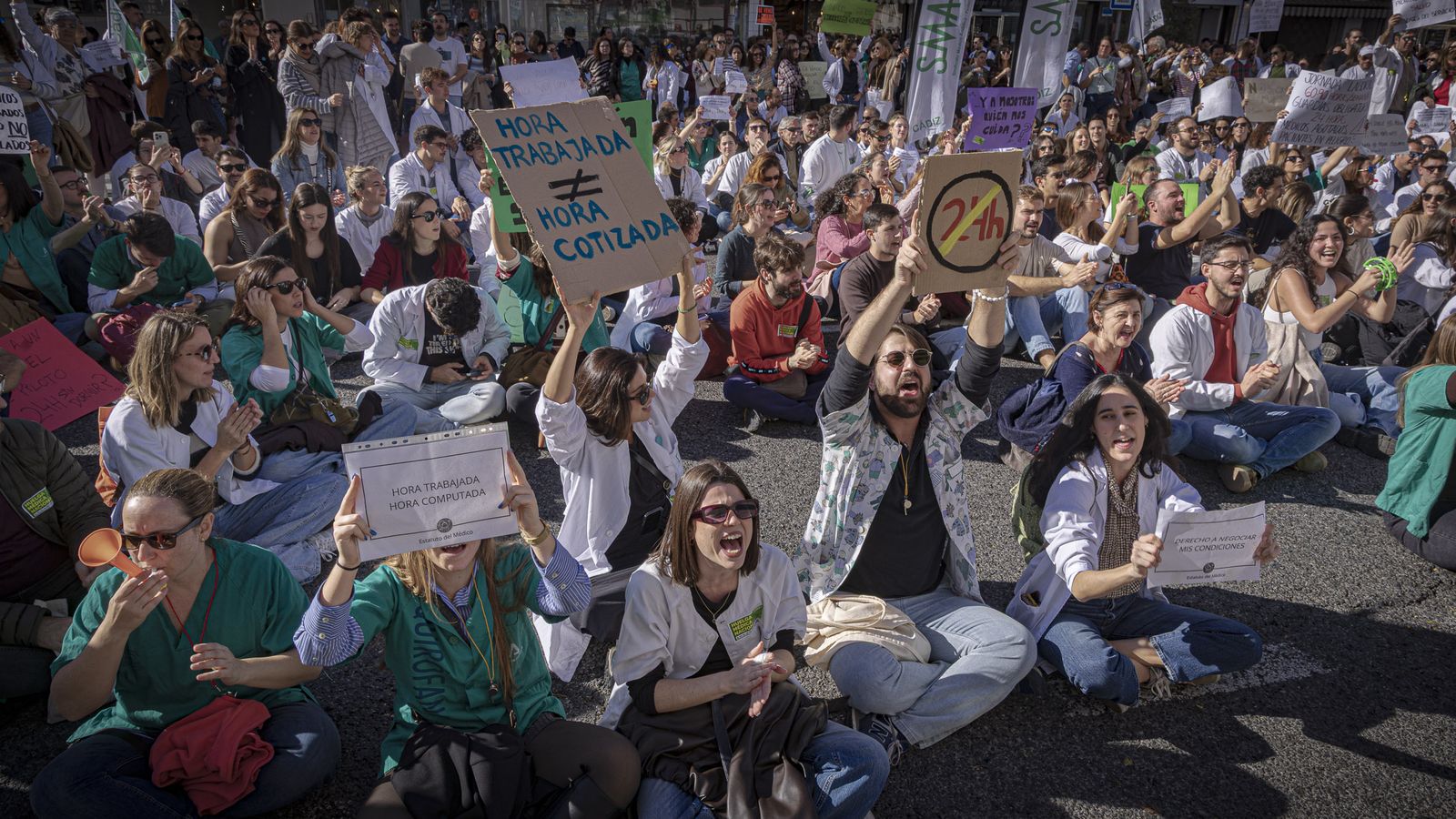 Las imágenes de la manifestación de médicos durante su tercer día de huelga en Cádiz