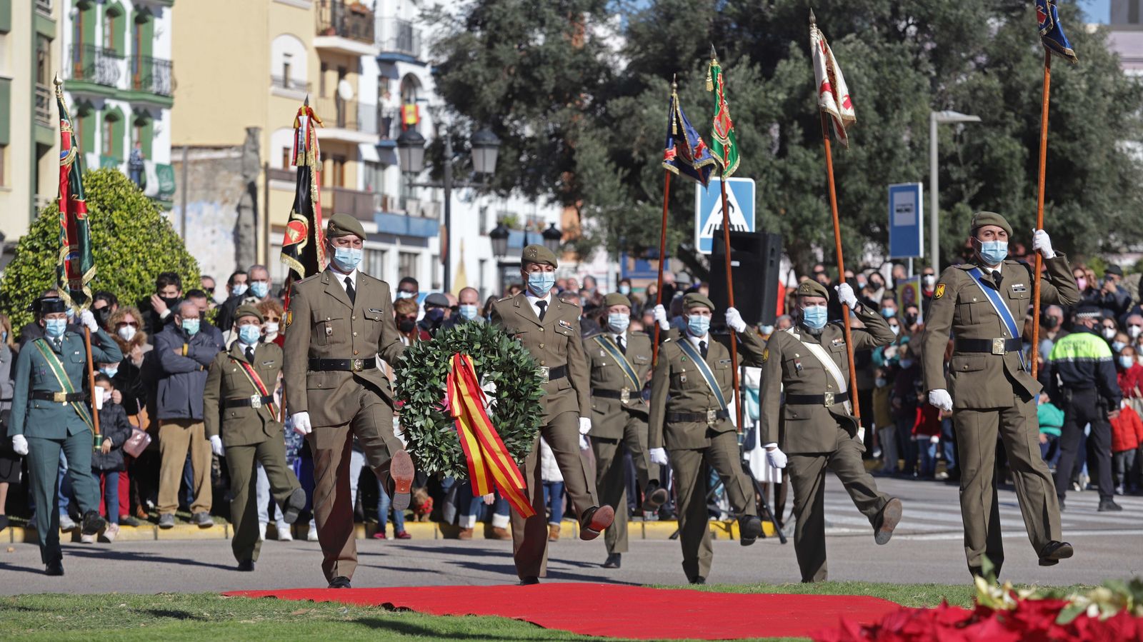 Fotos del izado de la bandera de España en La Línea