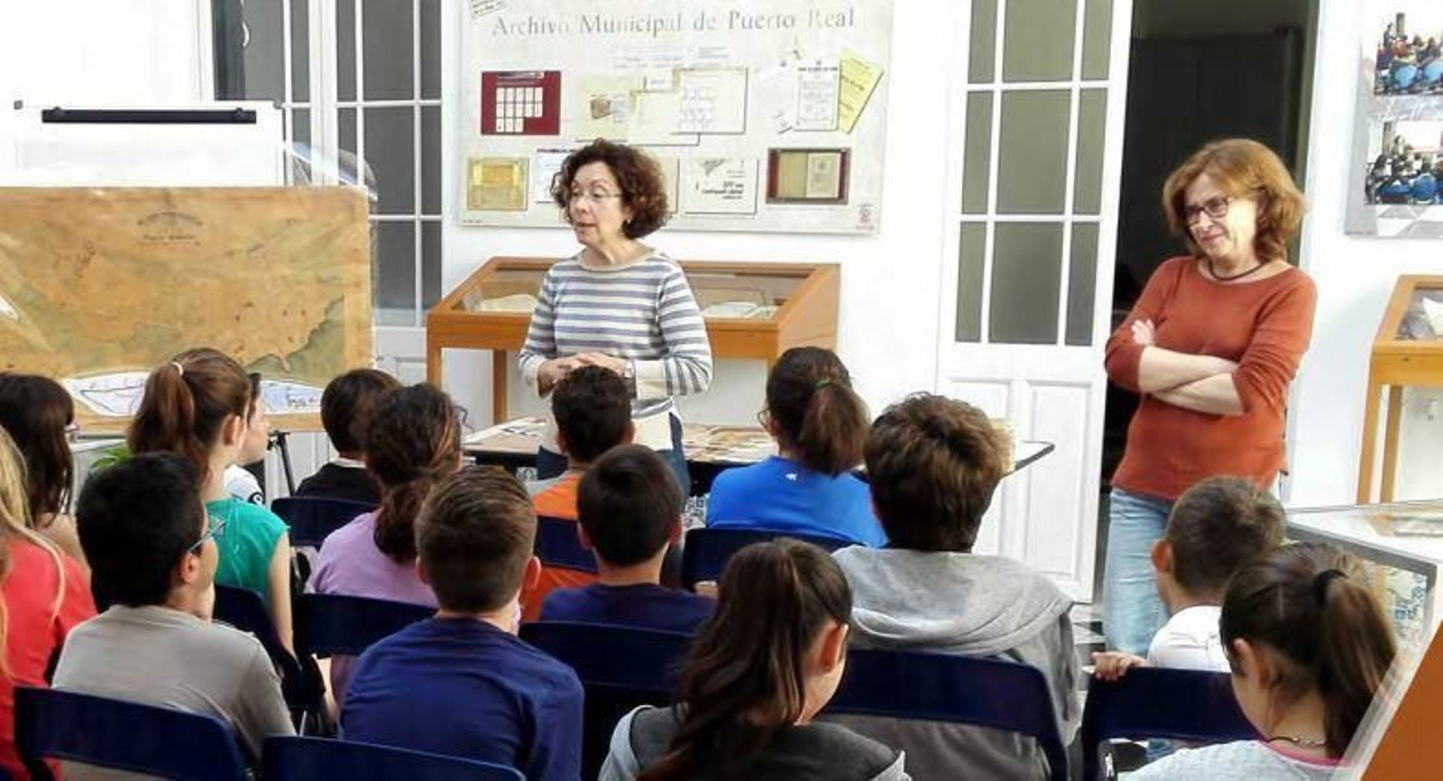 Una de las visitas de estudiantes de primaria al Archivo Municipal