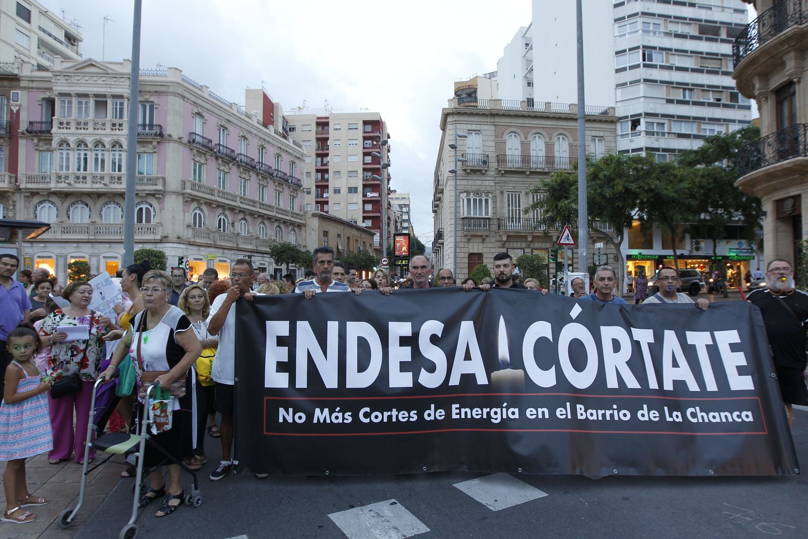 Manifestación de los vecinos afectados por los cortes de luz del barrio de Pescadería en 2018.