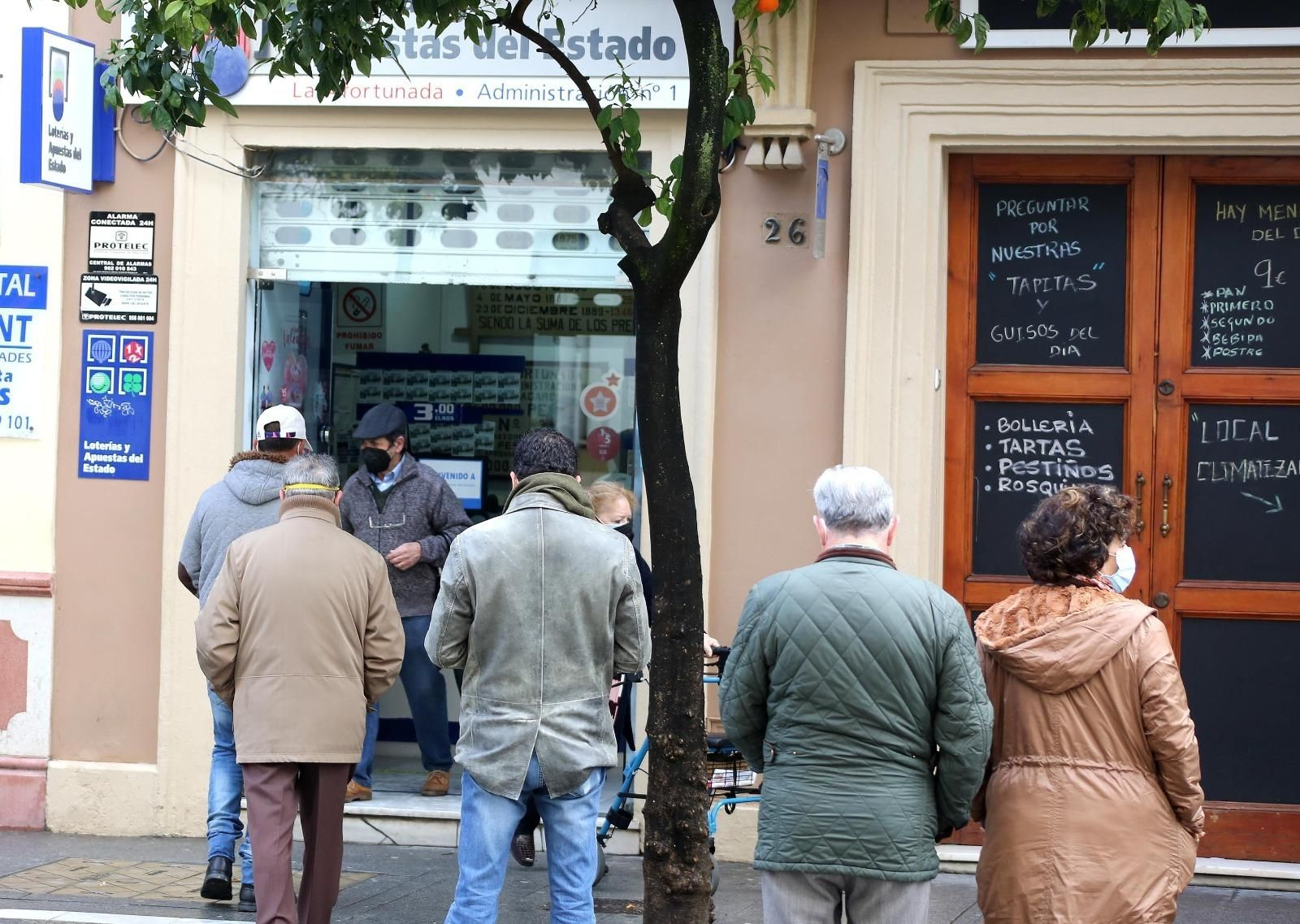 Colas esta mañana en la administración de loterías de la calle Larga.