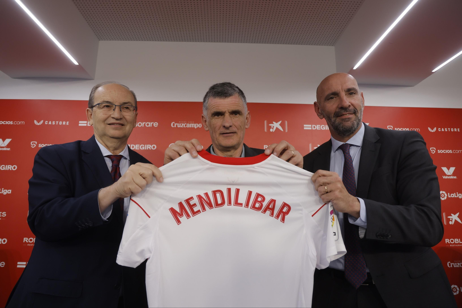 Castro, Mendilibar y Monchi, el día de la presentación, 22 de marzo.
