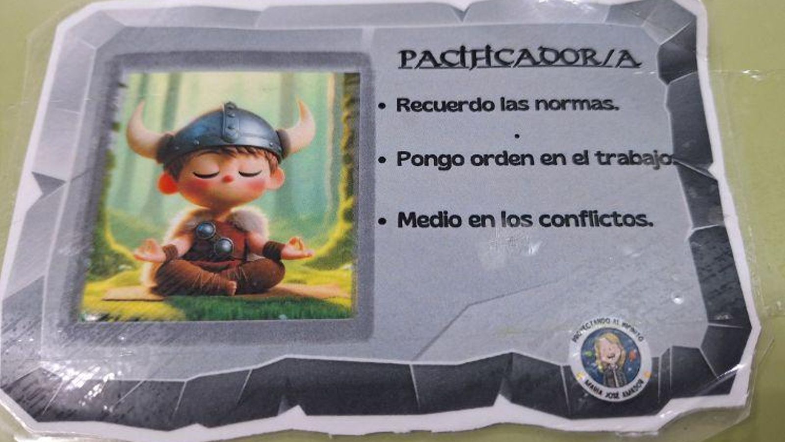 Pegatina con mensaje en uno de los pupitres del aula en la que trabaja María José Amador. Pegatina con mensaje en uno de los pupitres del aula en la que trabaja María José Amador.