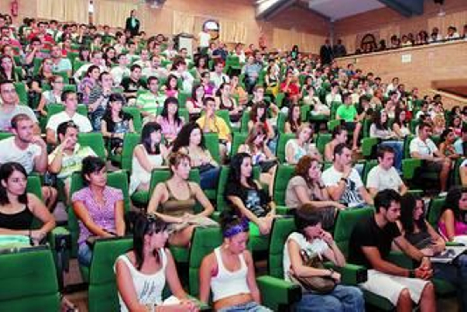 Los estudiantes se han reunido en el auditorio de la UAL..