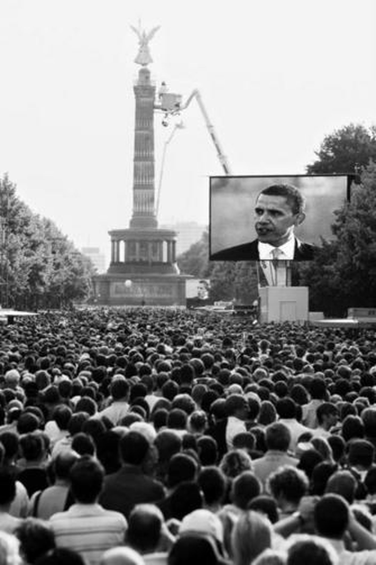Barack Obama, en un multitudinario discurso ante la Columna de la Victoria, ayer en Berlín.