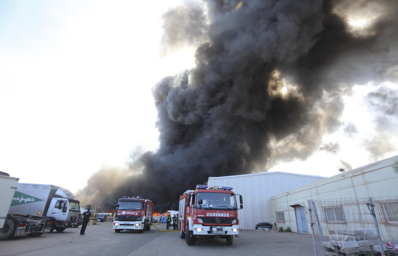 El incendio en el polígono Guadalhorce de Málaga, en fotos