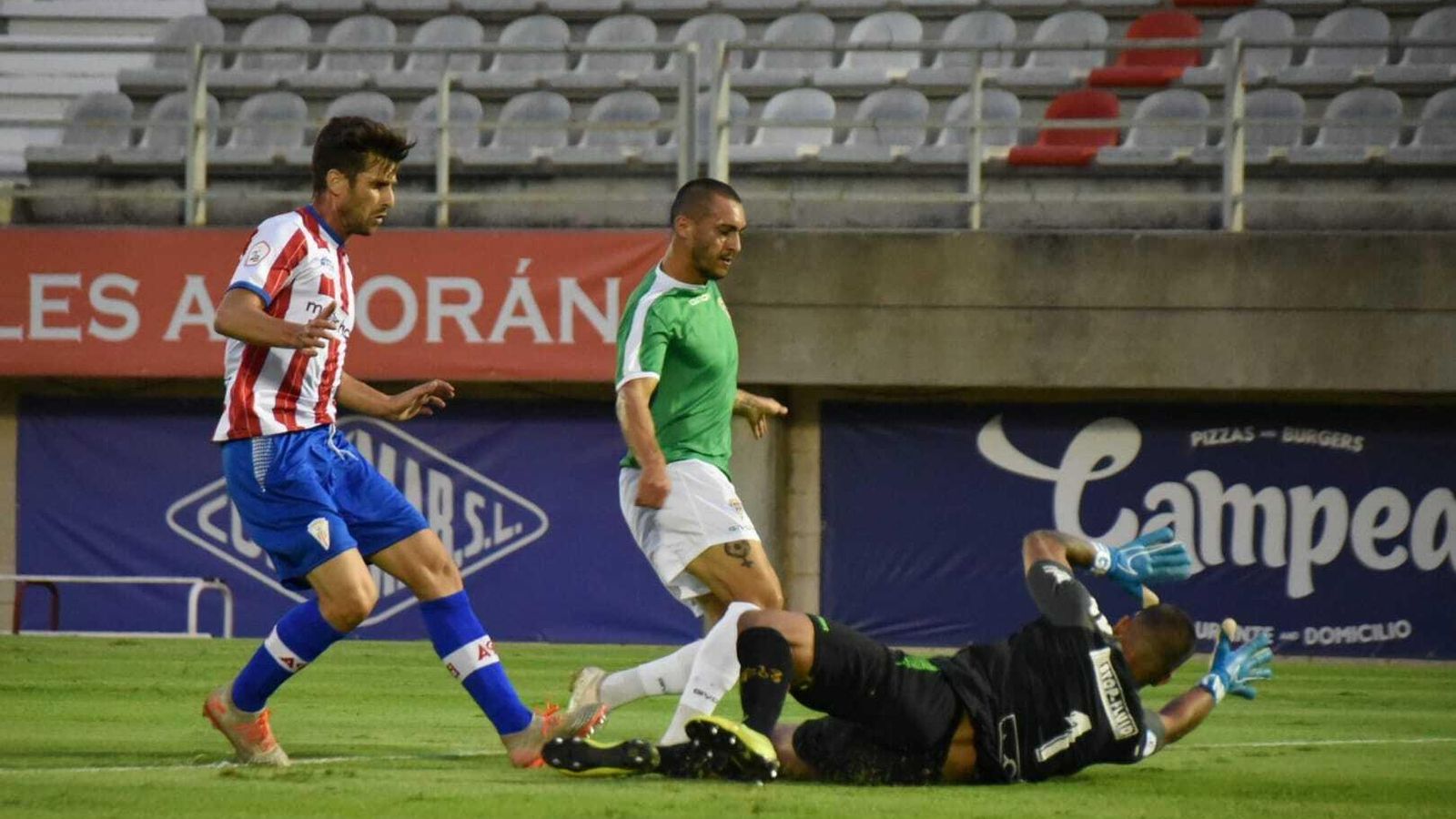 Moutinho intenta superar a Guille Vallejo ante la presencia de Benítez.