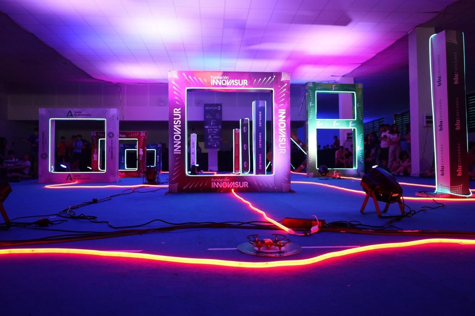 Más de un centenar de estudiantes de diferentes colegios compiten en vuelo de drones.