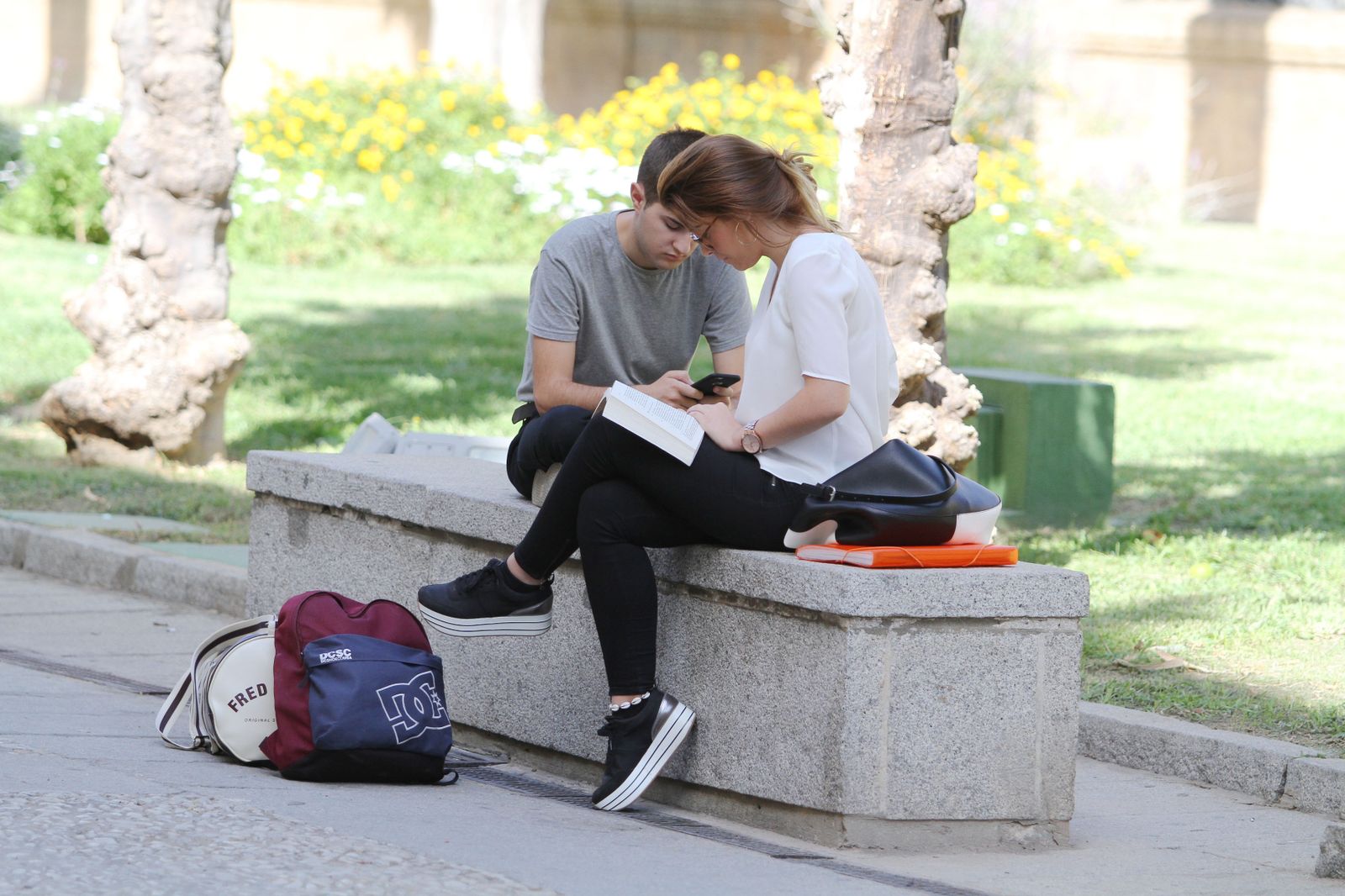Dos jóvenes universitarios
