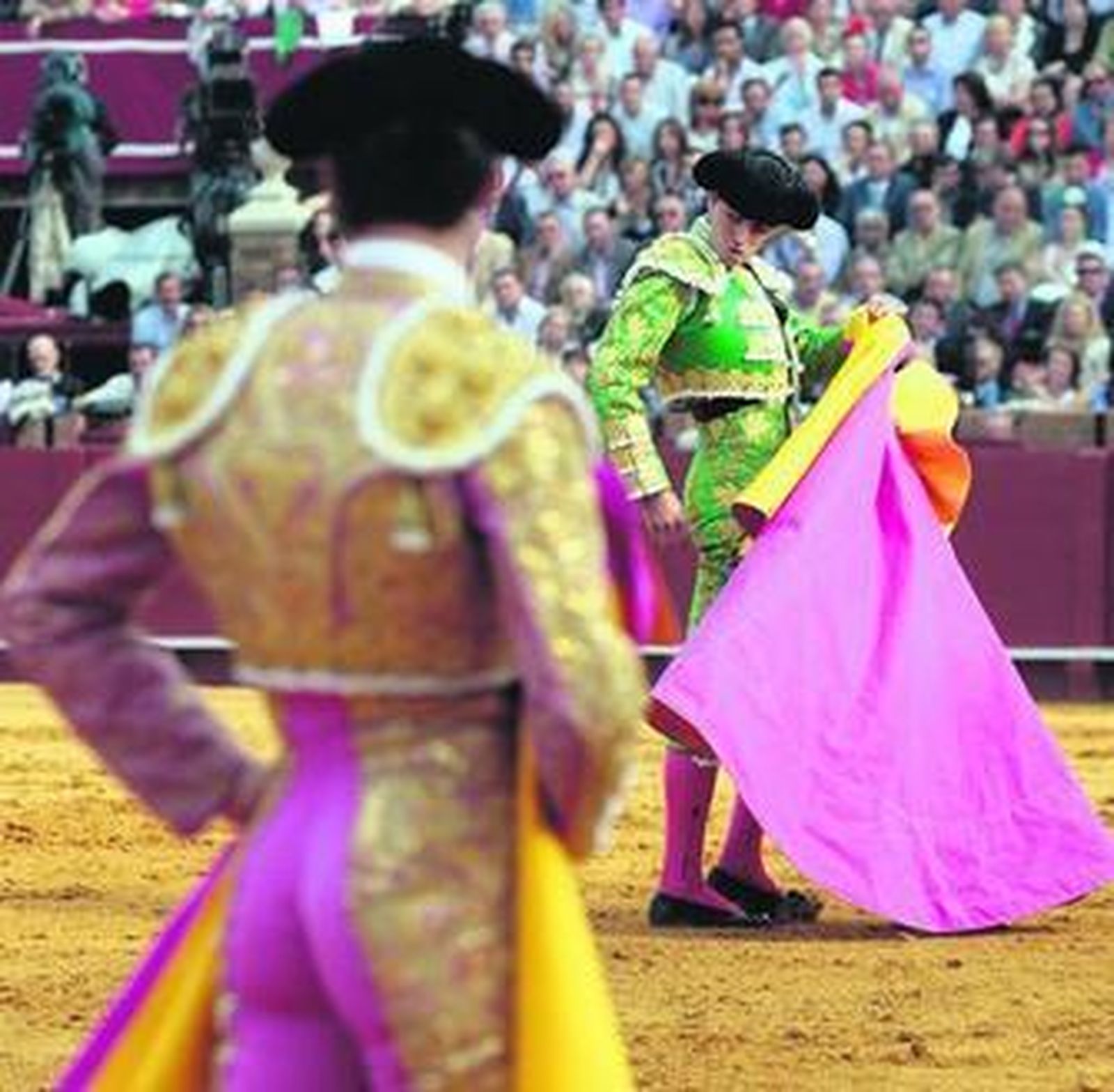 Miguel Ángel Perera, al fondo, y Daniel Luque, de espaldas, en un momento de la lidia del segundo toro de la tarde.