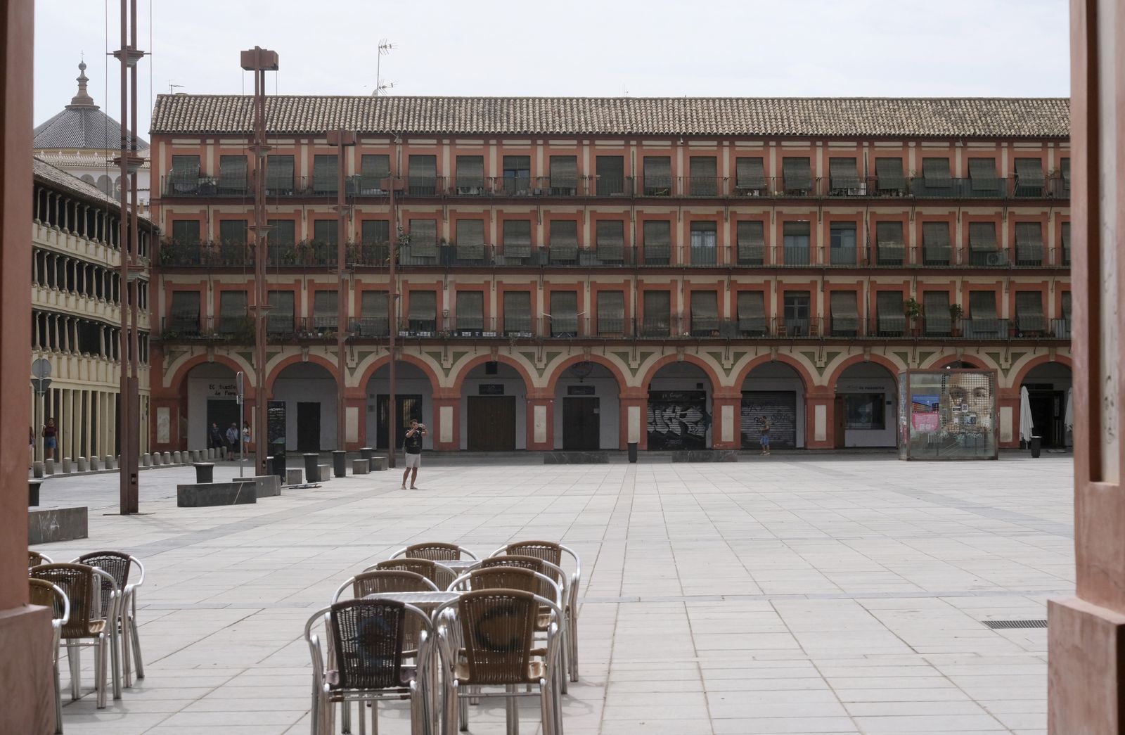 La Plaza de la Corredera vacía por el calor.