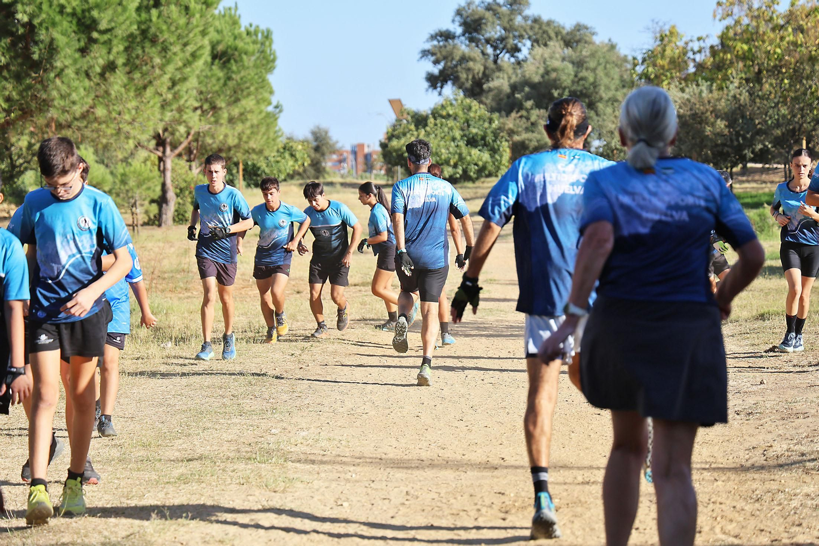 Imágenes de un entrenamiento de marcha nórdica del CD Multideportes