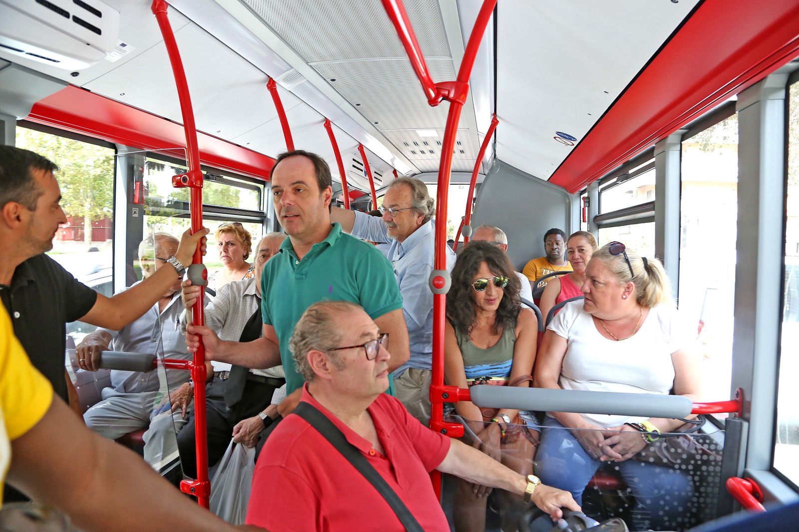 Uno de los nuevos autobuses repleto ayer de pasajeros.