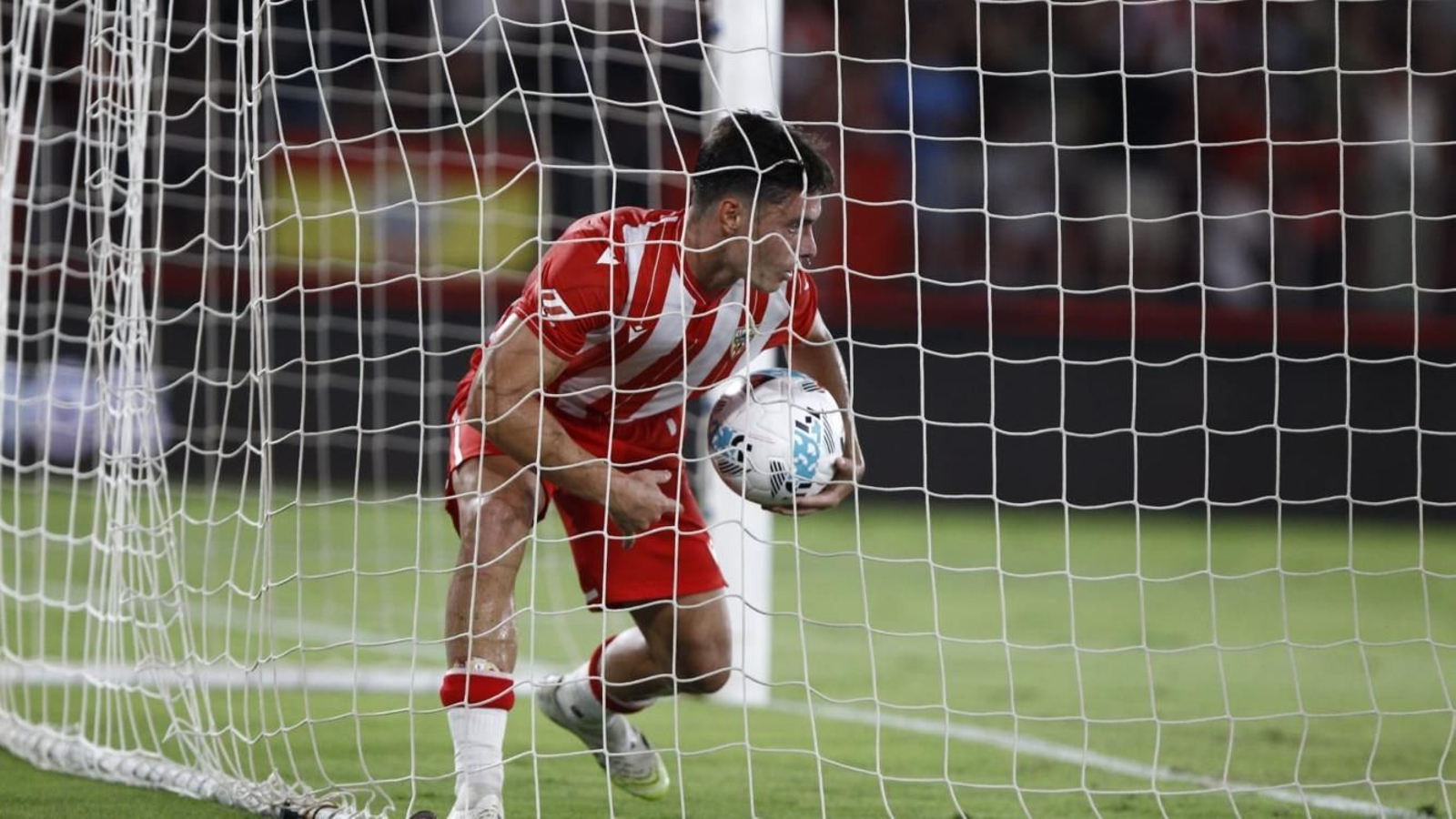 Sergio Arribas recoge el balón tras el igualar el encuentro ante el Albacete.