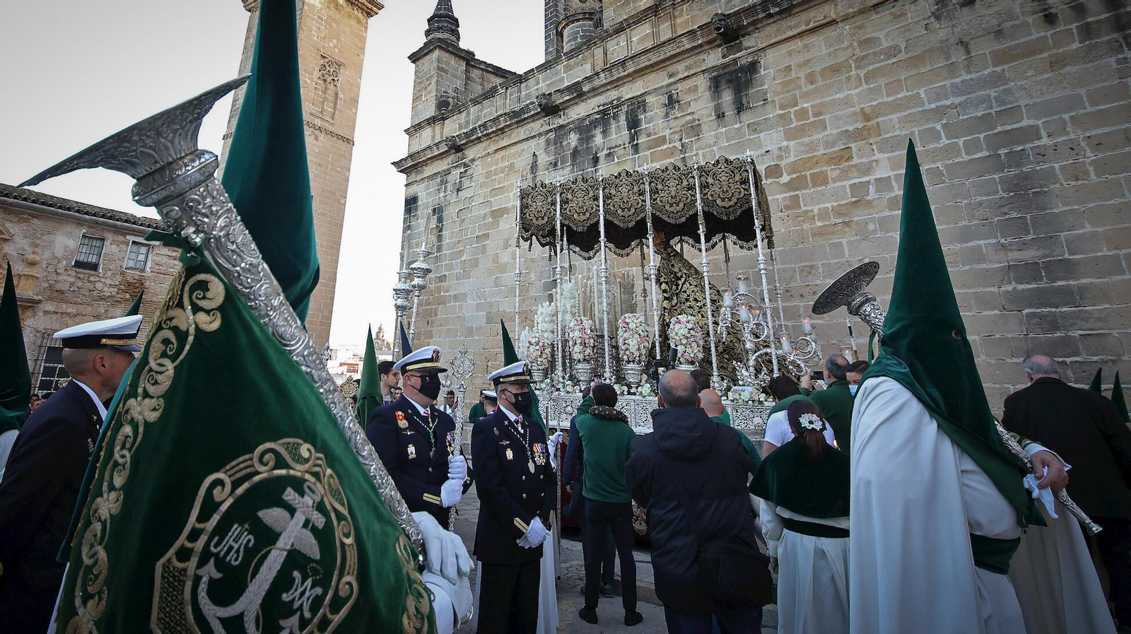 El manto de Nuestra Señora de la Esperanza de la Yedra Coronada estará presente en la exposición. El manto de Nuestra Señora de la Esperanza de la Yedra Coronada estará presente en la exposición.