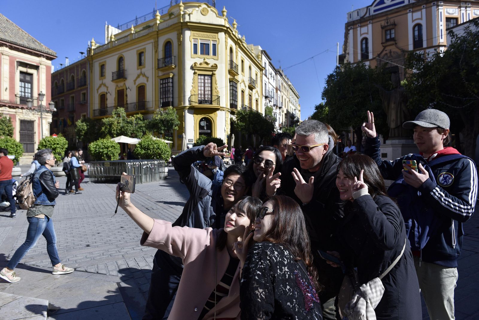 Turistas asiáticos disfrutan del sol en Sevilla en el puente de diciembre.