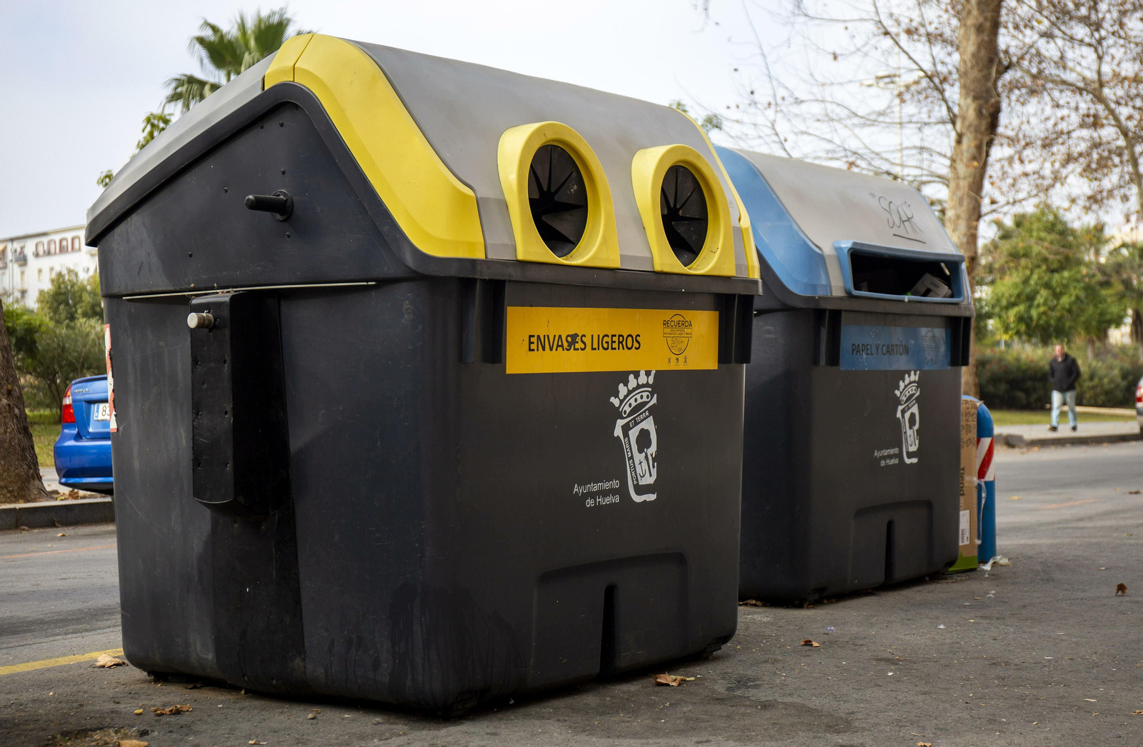 Contenedores para el reciclaje en las calles de Huelva.